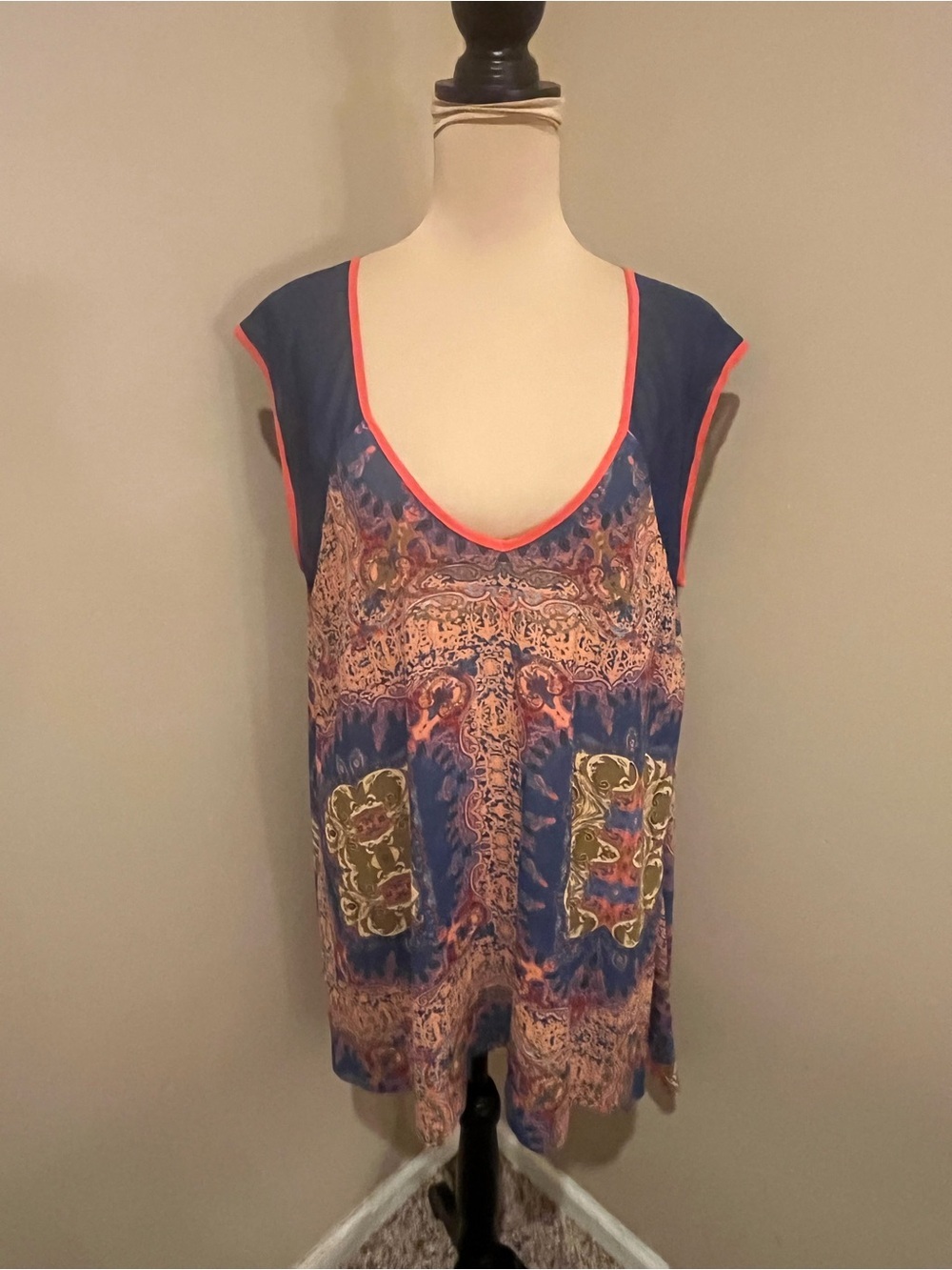 Poems of Citron Lightweight Navy & Coral Patterned Scoop-Neck Tank, size Large